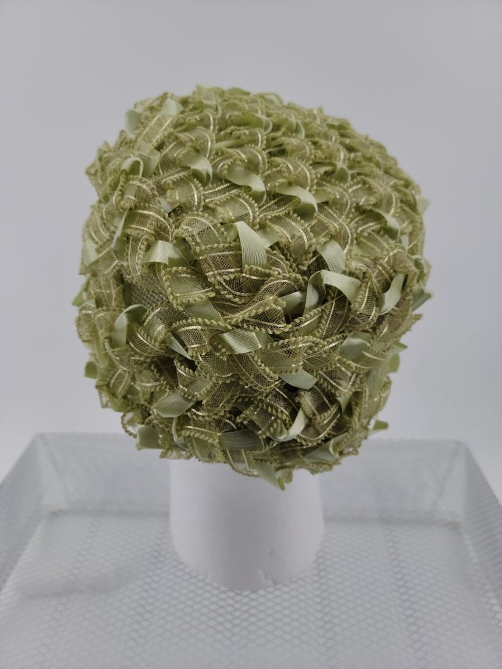 Vintage L.S. Ayres Indianapolis Green Ribbon Cloche Hat 1960s Derby Pillbox Hat - Picture 4 of 10